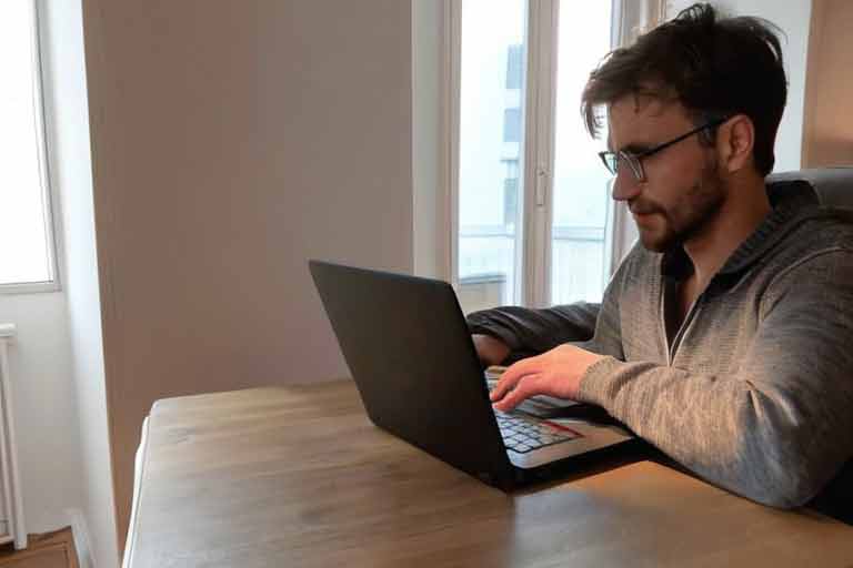 ¿Cómo puedo reparar mi HP Pavilion si tarda mucho en iniciarse?