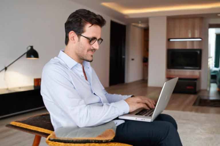 ¿Cómo puedo reparar mi portátil HP si se pone lenta al conectar el cargador?